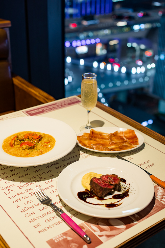 クリスマス必見グルメ「夜のきらめきを独り占め。夜景の見えるクリスマスディナー」