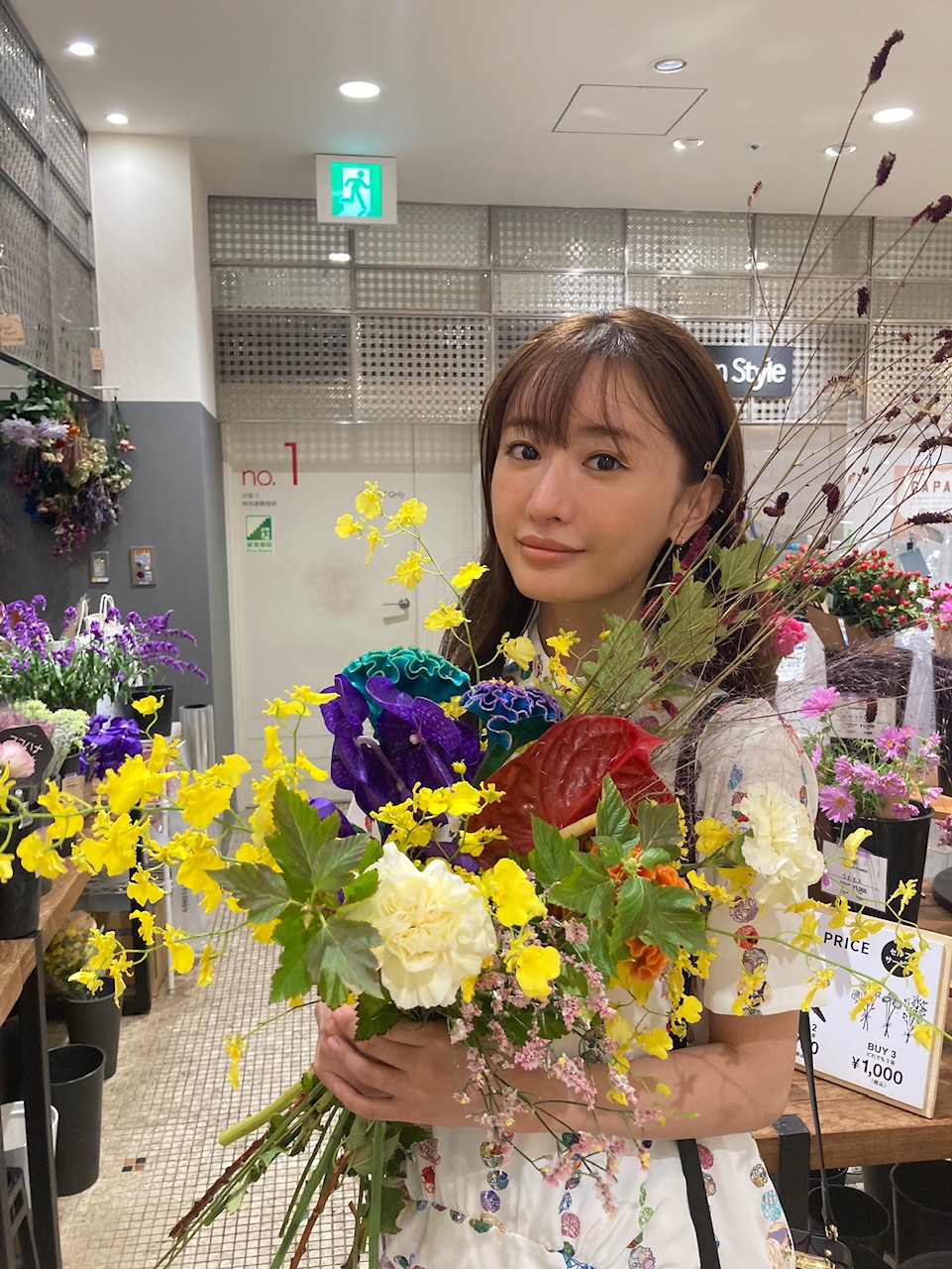 定額制で好きなお花を選べるサービス「ココハナ」に登録していて、帰りにお花を買って帰る習慣があります。〈Hibiya-Kadan Style 渋谷ヒカリエShinQs店〉は地下鉄に一番近い出口のそばにあるので、すべての買い物を済ませた後、立ち寄ってお花を買うのがルーティンに。帰り道の足取りをウキウキしたものにしてくれます。