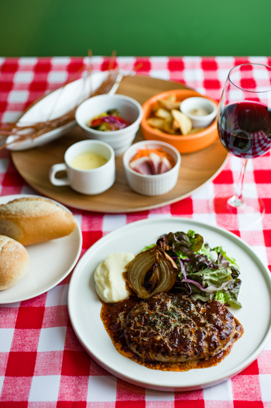 昔ながらの愛すべき洋食を、多彩なデリとともに味わえる〈Kitchen MARCH〉がオープン。