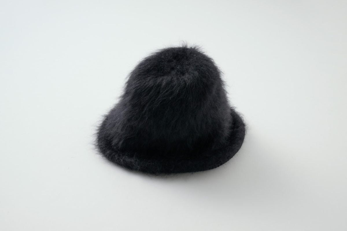 ハット 11,330円（CA4LA／2F〈CA4LA delica〉で販売中） 起毛感のあるクラシックなアンゴラ素材。裏返すとカジュアルなハイゲージニットに。裾にアンゴラがちら見えするのがかわいらしい。