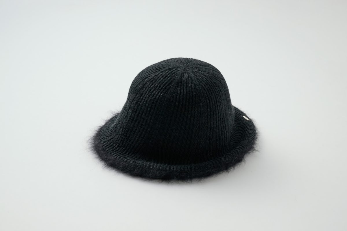 ハット 11,330円（CA4LA／2F〈CA4LA delica〉で販売中） 起毛感のあるクラシックなアンゴラ素材。裏返すとカジュアルなハイゲージニットに。裾にアンゴラがちら見えするのがかわいらしい。