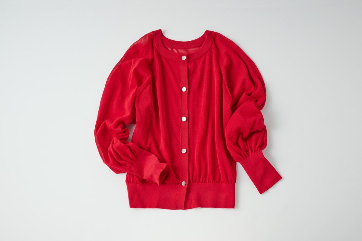 シアー2WAYニット 19,800円（3F〈ガリャルダガランテ〉で販売中） 表はボタンを外してトップスとレイヤードしたり、裏はパンツにインしてさらっと着たり、チェンジして楽しめる。程良いシアー感と旬の赤で女性らしさを演出。