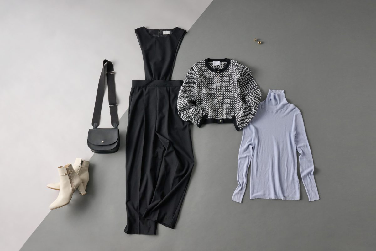 幾何学模様のニットをメインに、同じくトレンドのモノトーンでまとめて女性らしく。素材違いの小物でさりげない遊び心も忘れずに。