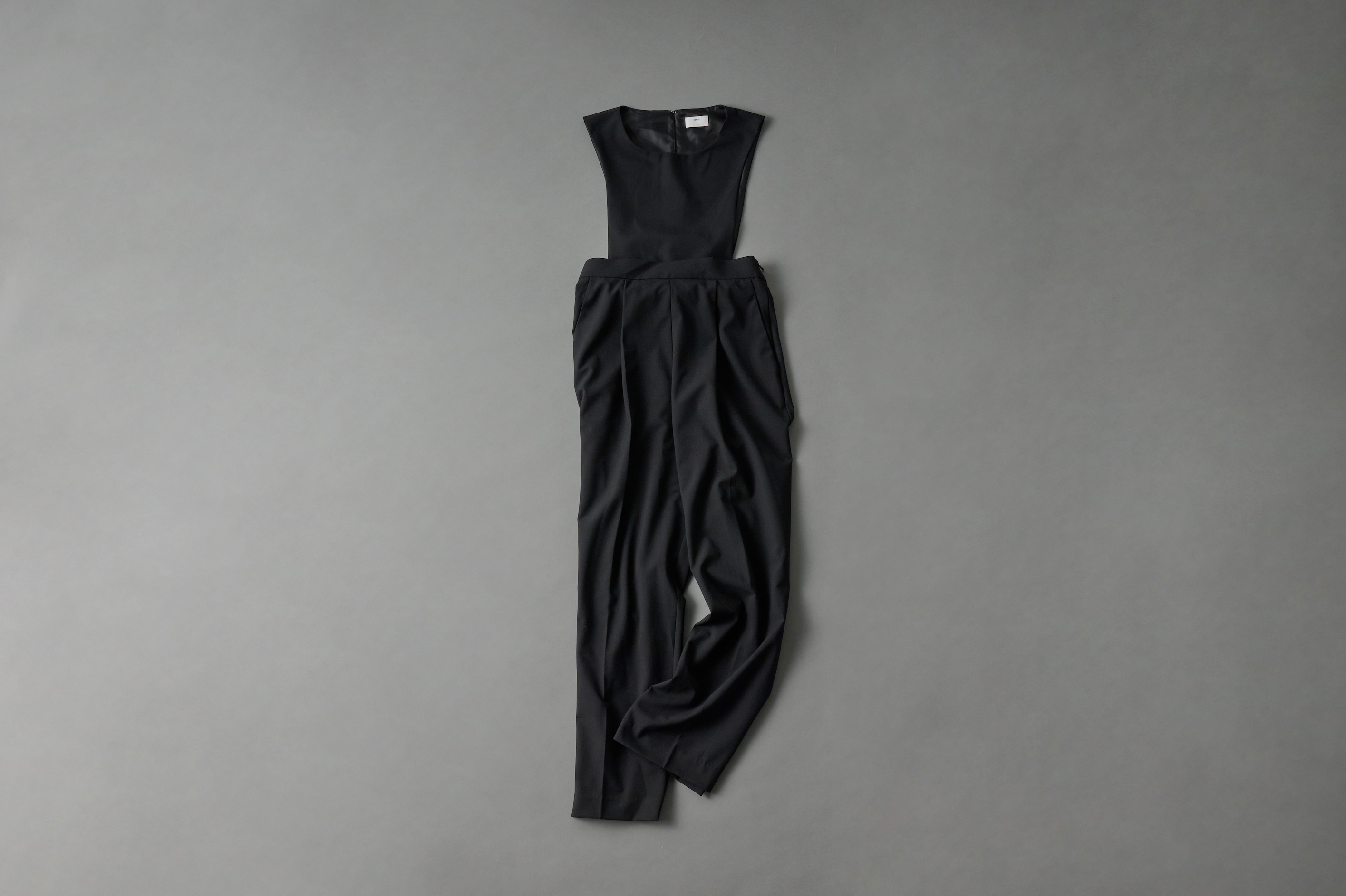 オールインワン 30,800円（セピエ／3F〈ガリャルダガランテ〉で販売中） 太めのストレートシルエットのパンツがメンズライクにきまるオールインワンは、上下分かれるため着こなし自在。