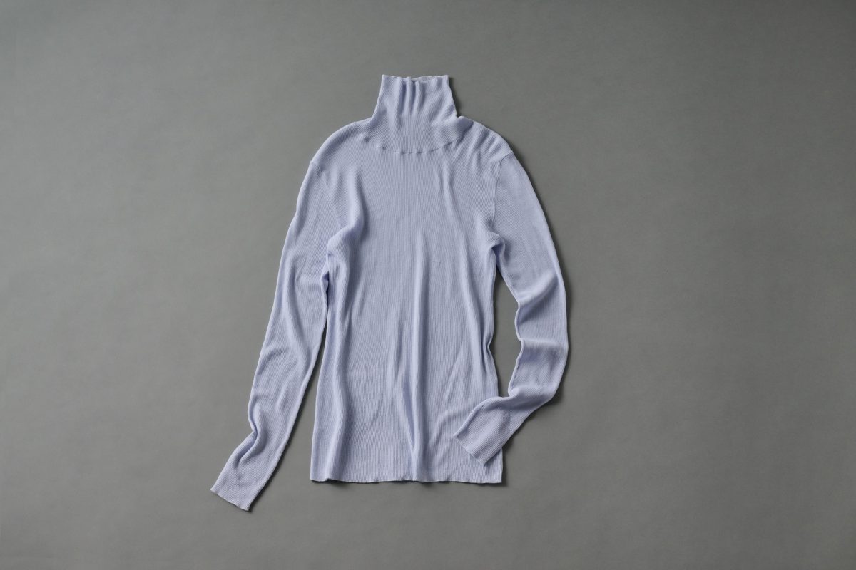 シアータートルトップス 13,200円（ユナイテッドアローズ／3F〈ユナイテッドアローズ ウィメンズストア〉で販売中） 昨年から引き続き人気のシアートップスは、1枚持っているだけで便利。どんなコーデにも合わせやすい淡いブルーをセレクト。