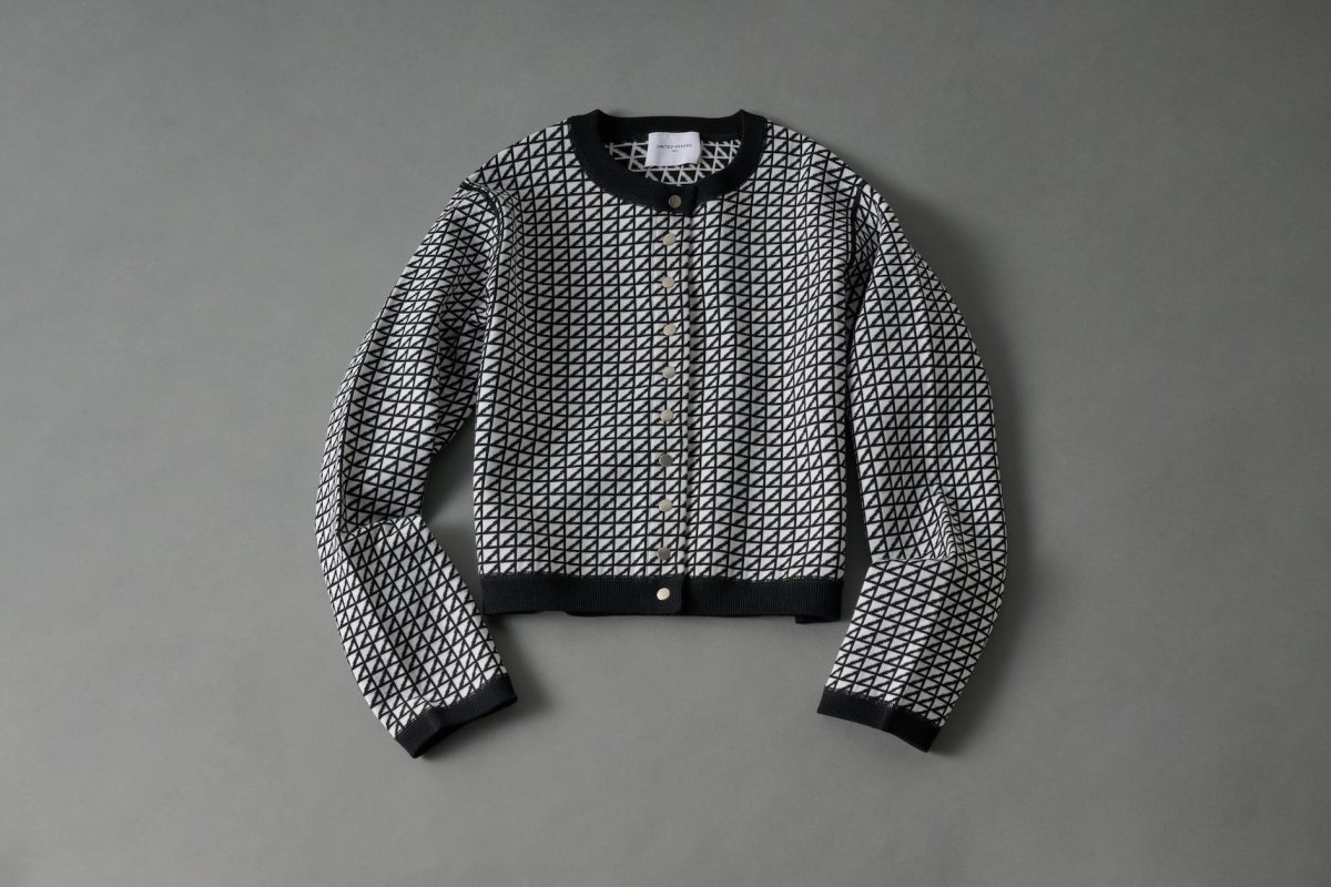 カーディガン 25,300円（ユナイテッドアローズ／3F〈ユナイテッドアローズ ウィメンズストア〉で販売中） 旬の幾何学模様を全体にプリントし、スナップボタンが上品な装いを演出。襟や裾、袖のラインが締め色に。