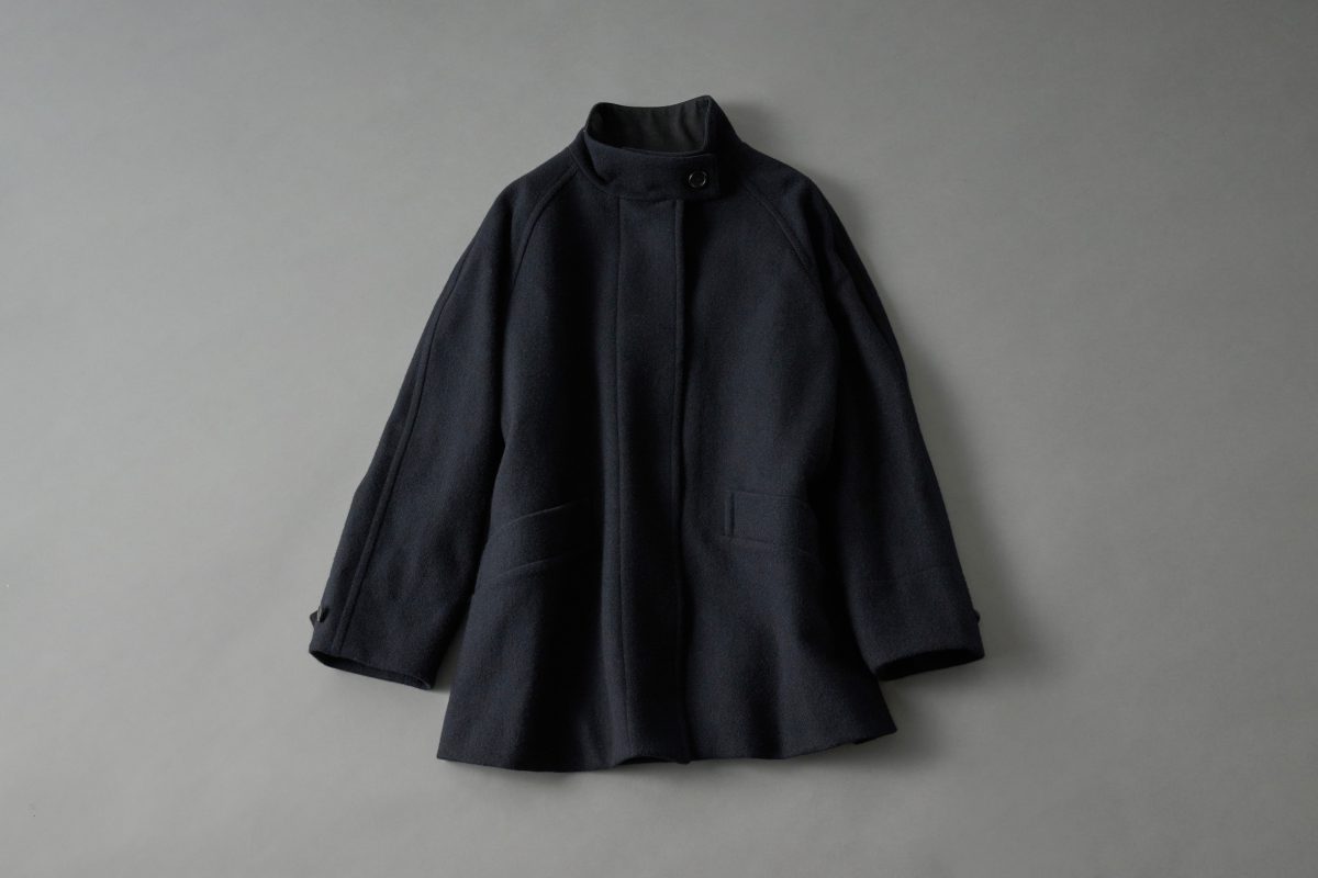 コート 104,500円（4F〈マーガレット・ハウエル〉で販売中） コートを合わせるならベーシックな形のハーフコート丈を。着回しが効き、流行関係なく使える。