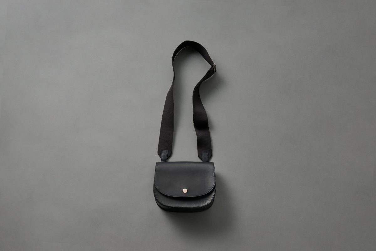 バッグ 61,600円（4F〈マーガレット・ハウエル〉で販売中） コロンとしたフォルムがかわいらしいレザーバッグ。綿テープを使った太めのストラップで個性をプラス。