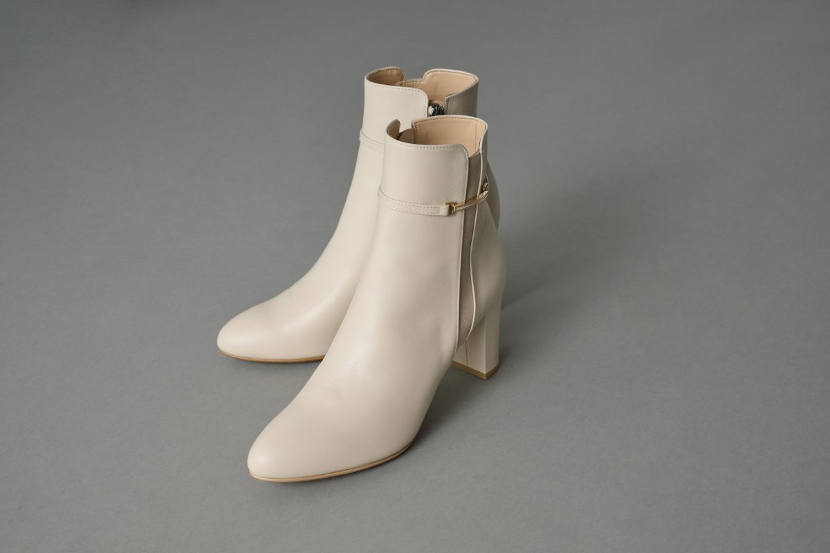 ブーツ 28,600円（3F〈ダイアナ〉で販売中） クラシカルに不可欠なビットがサイドにちらり。ヒールがあることで、脚長効果もアップ。