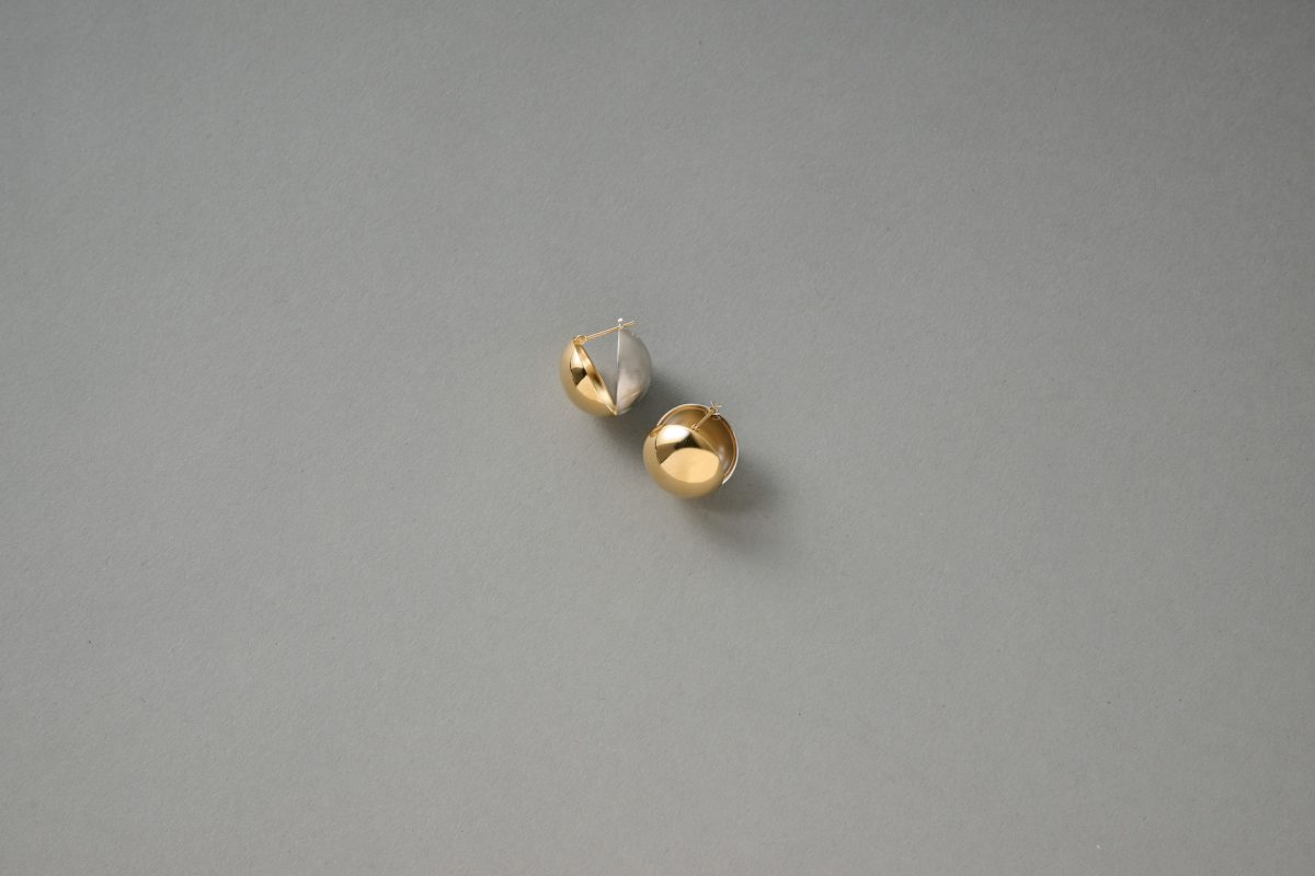 ピアス 33,000円（Jouete／3F〈Jouete ADDITION〉で販売中） 表はツヤのあるゴールド、裏はマットなシルバー。アップヘアにして合わせれば、角度によって表情が楽しめる。