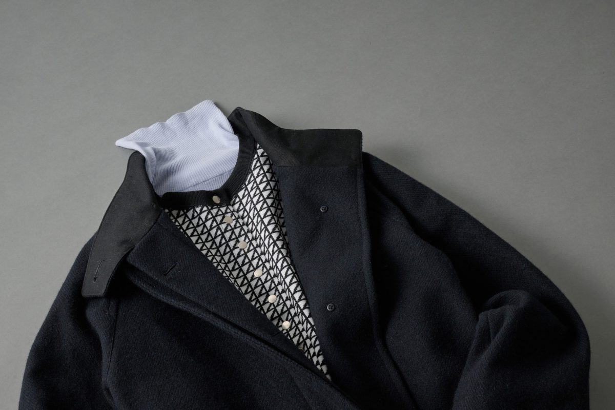 スタンドカラーはインナーのハイネックとも相性抜群。