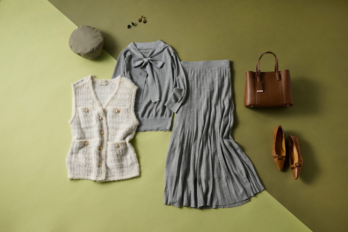 ツイードベストの着回し2体目。流行色のグレーのセットアップは、簡単に上品に仕上がる必須アイテム。