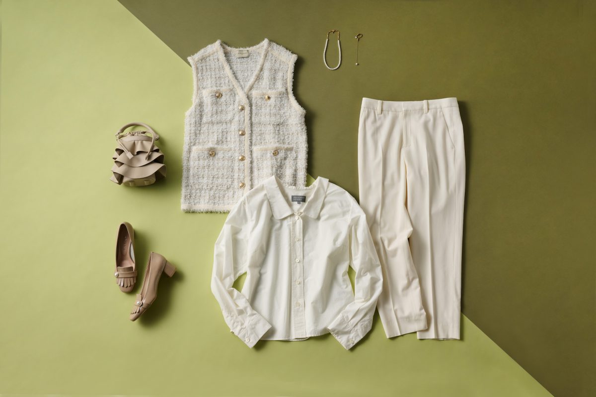 ツイードベストの着回し1体目。ベストの白をベースに、ベージュを散りばめたワントーンでリッチな着こなし。