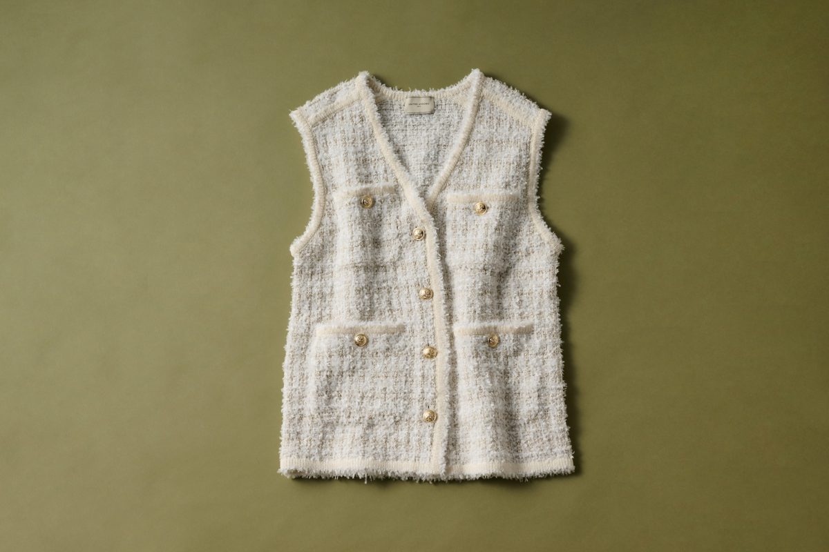 ツイードベスト 30,800円（ユナイテッドアローズ／3F〈ユナイテッドアローズ ウィメンズストア〉で販売中） 白のツイード地にゴールドのボタンが高級感あり。ゆったりとしたシルエットにV字の襟がすっきりとした印象に。