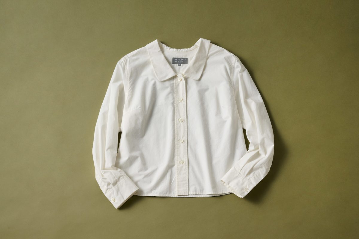 シャツ 35,200円（4F〈マーガレット・ハウエル〉で販売中） コットンとウールを混ぜた、肌触りのいいポプリンシャツ地を使用。ベーシックなシャツもルーズなデザインなら着回しやすい。