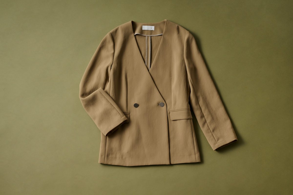 ジャケット 30,800円（3F〈ガリャルダガランテ〉で販売中） コートを合わせるなら、ノーカラージャケットで軽やかに。軽量でシワになりにくい素材だから、持ち運びも便利。