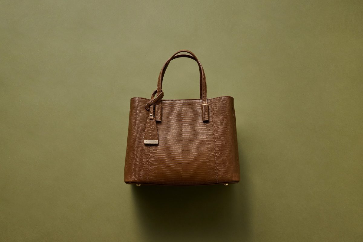 バッグ 20,350円（3F〈ダイアナ〉で販売中） こっくりブラウンと型押しのクラシックなデザイン。自立する形で普段使いもしやすい。