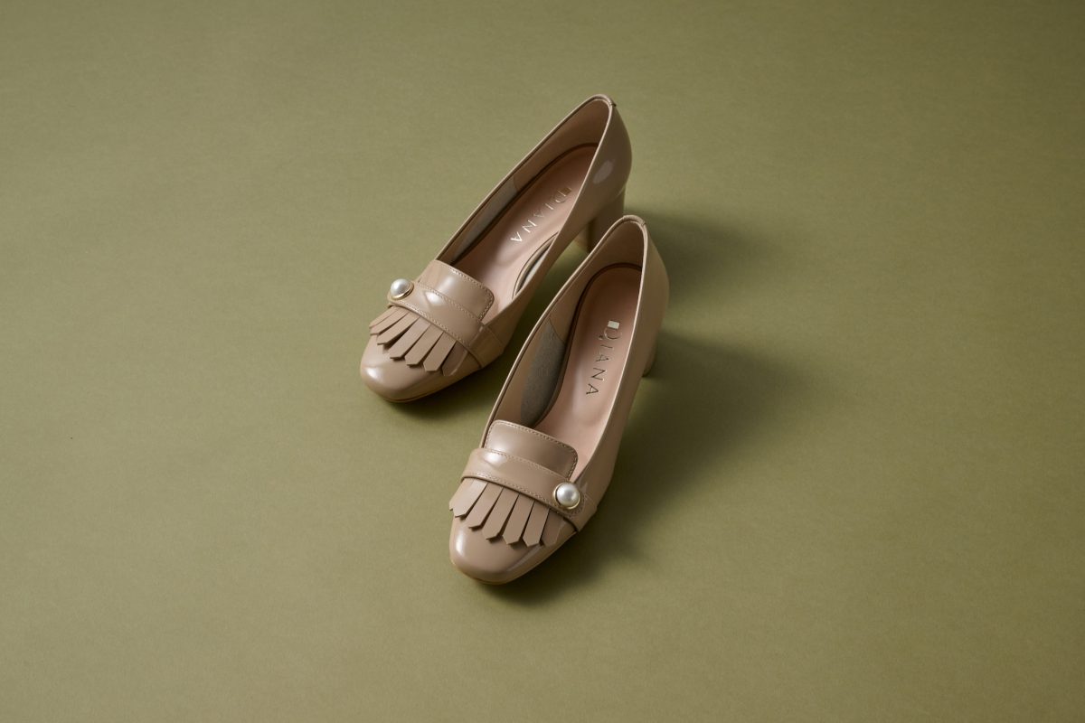 シューズ 17,600円（3F〈ダイアナ〉で販売中） エナメル素材の華奢な形に、ワンポイントのパールが効いたレディライクな一足。靴下合わせで気分を変えても◎。