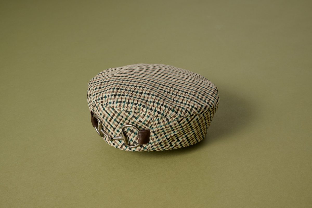 ベレー 8,800円（CA4LA／2F〈CA4LA delica〉で販売中） 旬のビットを大胆にあしらったベレーは、深さのあるシルエットがおしゃれ。さりげないチェック柄でコーディネートのアクセントに。