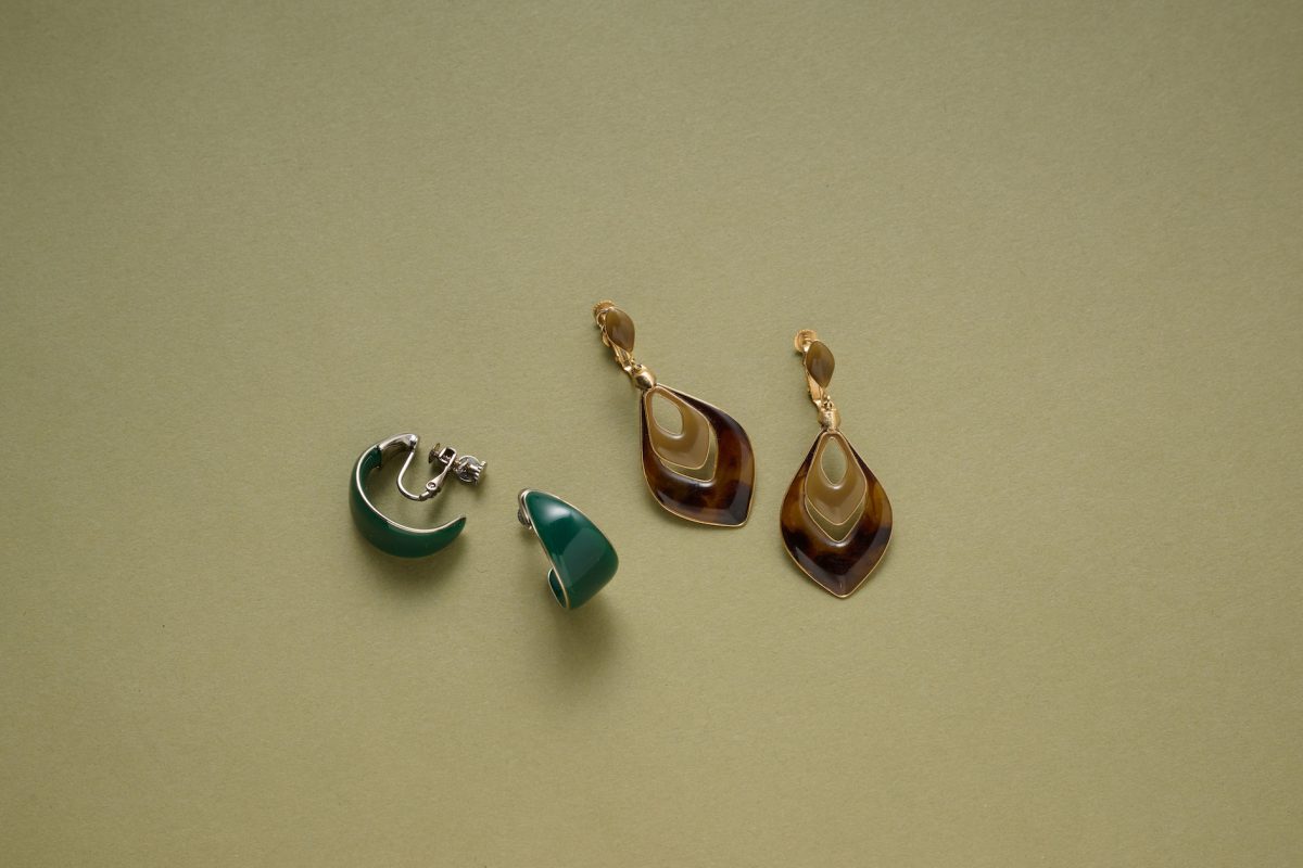 左から、イヤリング（グリーン） 1,980円、イヤリング（ブラウン） 2,310円（共に4F〈アネモネ〉で販売中） 大きめのデザインで顔まわりを華やかに。コーディネートの差し色にするならグリーン、トーンを揃えるならブラウンを選んで。