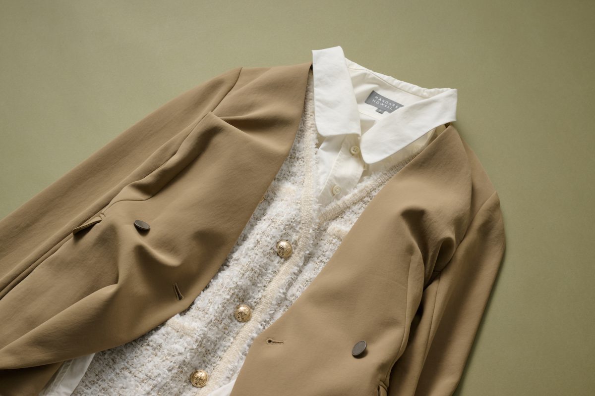 カーディガン感覚で肩掛けするのがおすすめ。適度にハリがあるから野暮ったくならない。