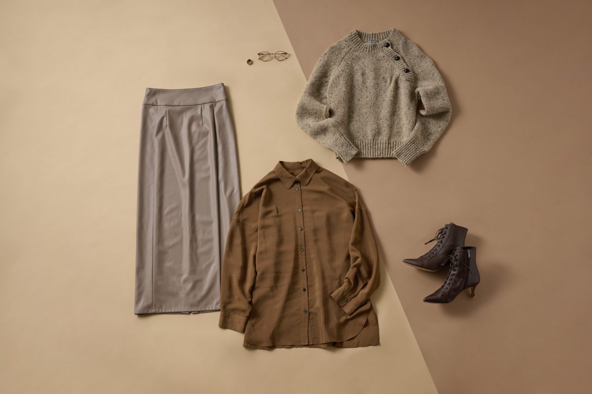 ドネガルニットを主役に、秋らしいブラウンのワントーンで統一。全体がシンプルな分、メガネやリングの小物で細部まで抜かりなく。