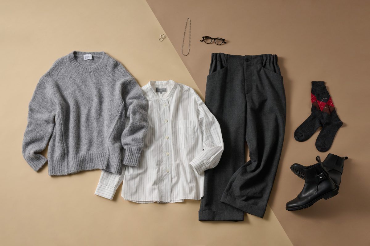 フラフィーニットにスタンドカラーシャツ、ワイドパンツと、ベーシックカラーで統一。足元のショートブーツでゆるっとしたシルエットを引き締め。