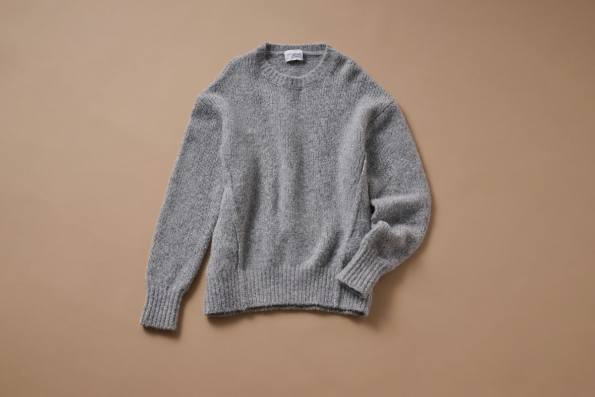 ニット 19,800円（ユナイテッドアローズ／3F〈ユナイテッドアローズ ウィメンズストア〉で販売中） アルパカを使用した保湿力もある柔らか素材。トレンドのグレーは合わせやすさも抜群。