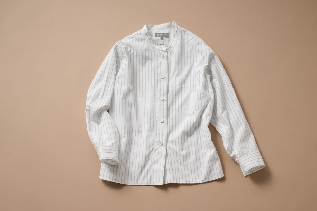シャツ 31,900円（4F〈マーガレット・ハウエル〉で販売中） 幅広めのストライプがさりげない、スタンドカラーシャツ。薄手の素材で重ね着も楽ちん。