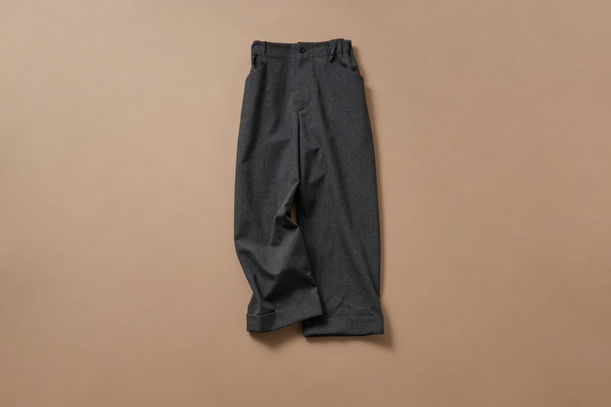 パンツ 49,500円（4F〈マーガレット・ハウエル〉で販売中） 裾までやや広がったデザインながら、女性らしさを忘れない絶妙なシルエット。トップスをインしてウエストマークしても。