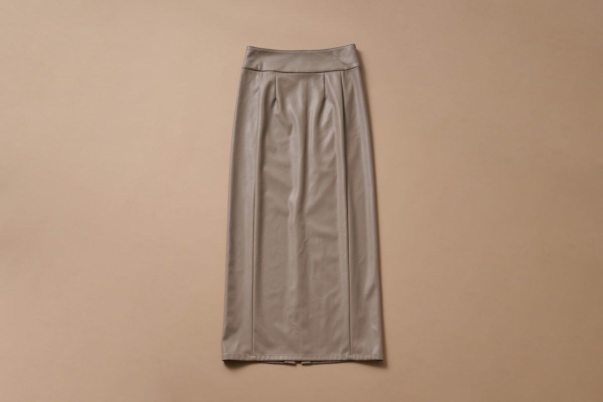 スカート 19,800円（3F〈ガリャルダガランテ〉で販売中） 秋冬らしい上質なエコレザー。すっきりとしたウエストラインで、トップスインもできる。