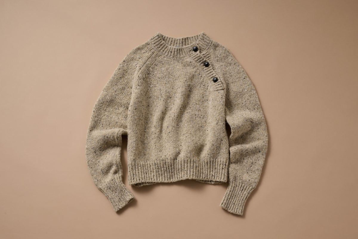 ニット 63,800円（4F〈マーガレット・ハウエル〉にて、10月入荷予定） ツイードのようなムラのある素材がおしゃれなドネガルウールを使用。チャンキーでハンドメイドを彷彿させるニットは、ラグランのボタンでひとクセあり。