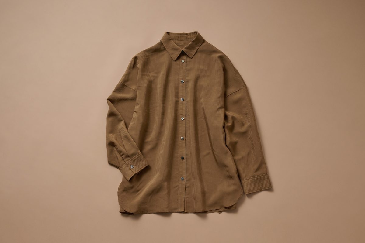 シャツ 19,800円（3F〈ガリャルダガランテ〉で販売中） レイヤードに便利なシアー素材。体のラインをひろわないゆったりとしたサイズ感に、さりげない細ストライプで華奢見え。