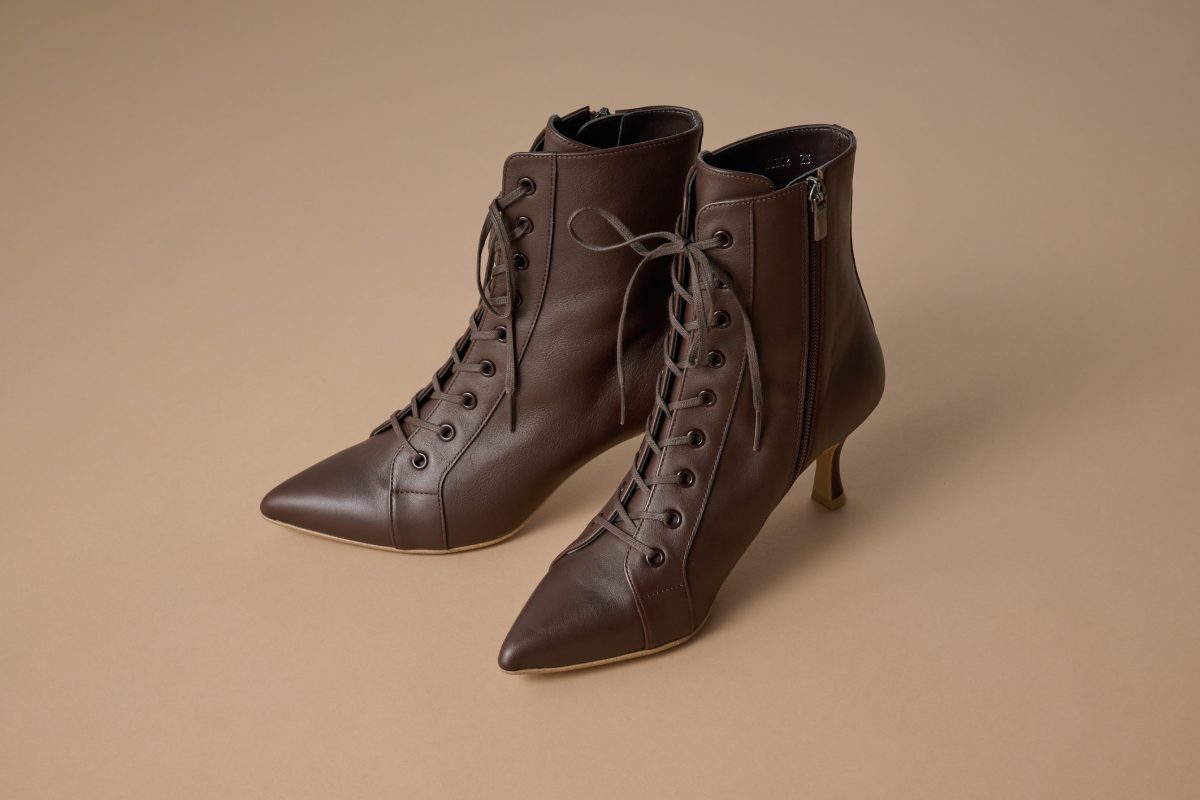 ブーツ 31,900円（3F〈ダイアナ〉で販売中） こっくりブラウンのショートブーツは、華奢なラインとヒールで女性らしさを忘れずに。