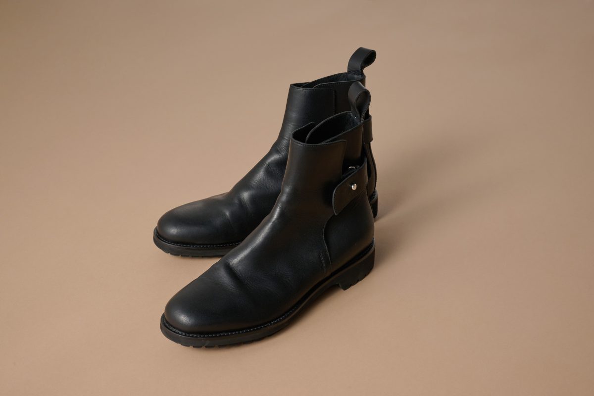 ブーツ 176,000円（4F〈マーガレット・ハウエル〉で販売中） 一足は持っておきたい、黒のレザーショートブーツ。靴下をちら見せするなど、コーデの幅が広がる。