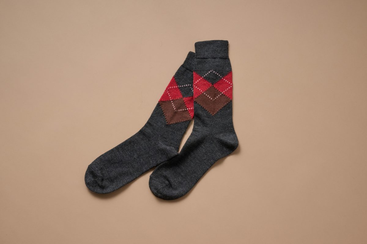 ソックス 4,180円（4F〈マーガレット・ハウエル〉にて、10月入荷予定） トラッドにきまるアーガイル柄は、トレンドの赤でアップデート。