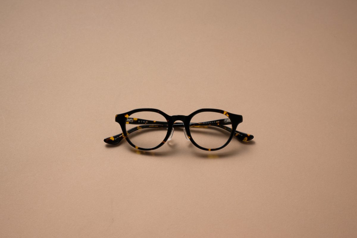 眼鏡 46,200円（金子眼鏡／3F〈金子眼鏡店〉で販売中） 迷ったらベーシックなべっこう柄がGOOD。やや丸みのあるデザインで優しい表情に。