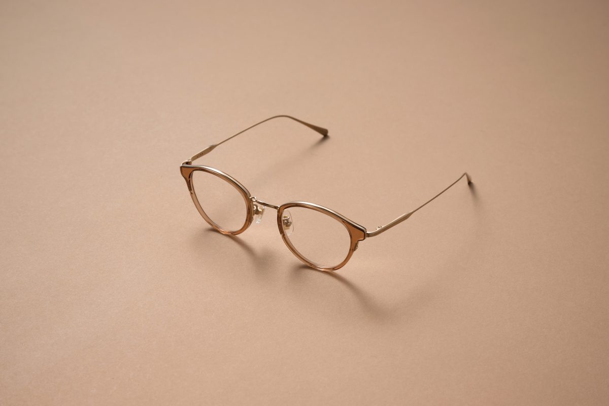 眼鏡 46,200円（金子眼鏡／3F〈金子眼鏡店〉で販売中） 透け感のあるピンクプラスチックのフレームでコーデに抜け感をプラス。サイドはチタン素材と、細部にまでぬかりなし。