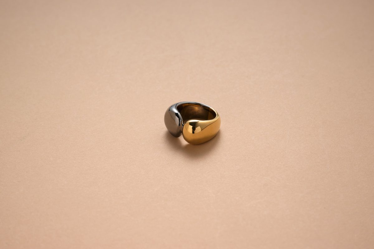 リング 28,600円（Jouete／3F〈Jouete ADDITION〉で販売中） ブラック×イエローゴールドのコンビネーション。丸みのあるフォルムは、一つ身につけるだけで手元が完成するほどの存在感。