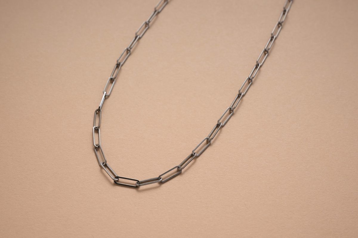 ネックレス 24,200円（4F〈ete〉で販売中） ツヤのあるブラックカラーがシックな印象に。縦長のコマをつなぎ合わせたチェーン。そのままはもちろん、重ね付けも楽しめる。