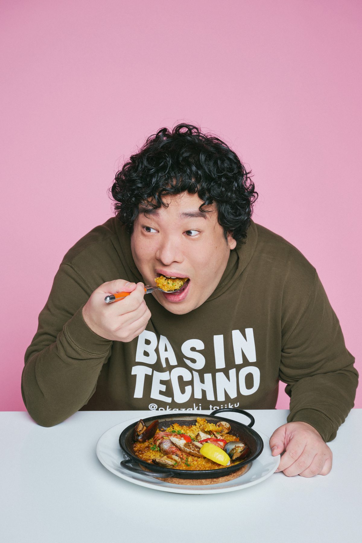 ジェントル飯 渋谷ヒカリエ出張版　岡崎体育×〈Bar Español LA BODEGA〉の魚介のパエリャ【前編】