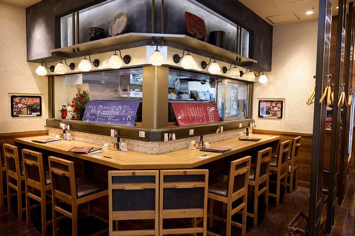 渋谷ヒカリエの〈牛たん炭焼 利久〉の店内