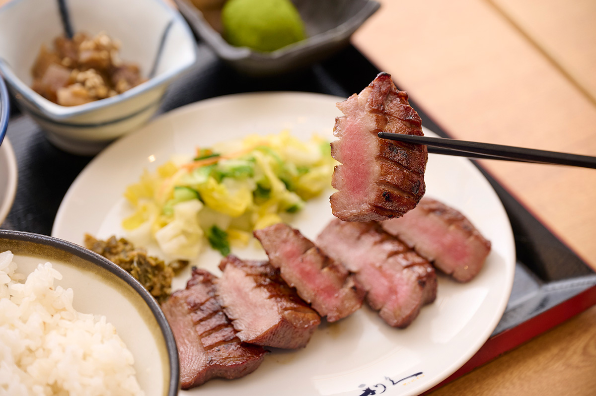 渋谷ヒカリエの〈牛たん炭焼 利久〉の「牛たん『極』焼定食(3枚6切)」