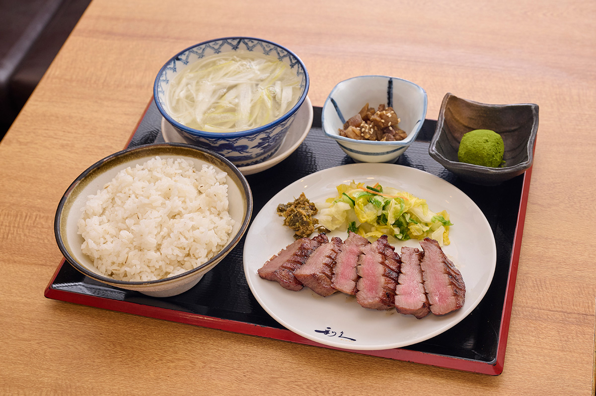 渋谷ヒカリエの〈牛たん炭焼 利久〉の「牛たん『極』焼定食(3枚6切)」