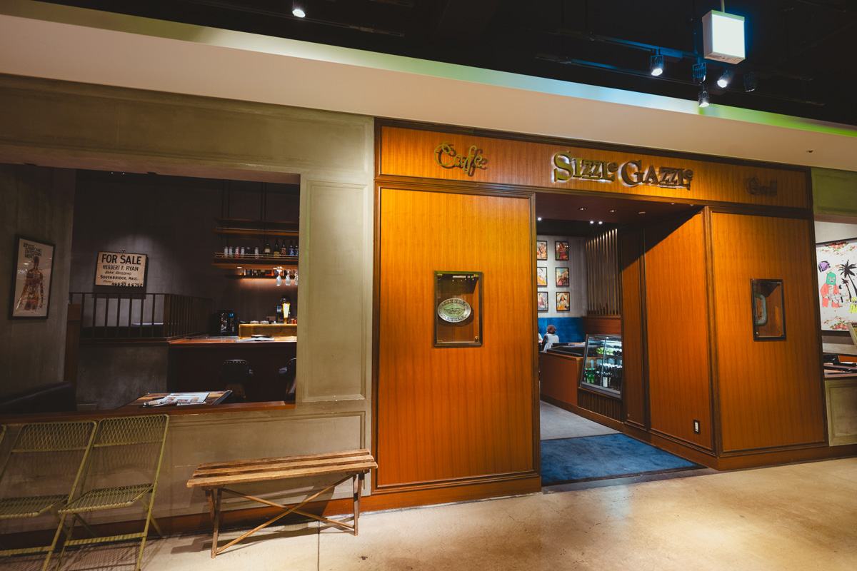 渋谷ヒカリエの〈Cafe＆Grill SIZZLe GAZZLe〉の外観