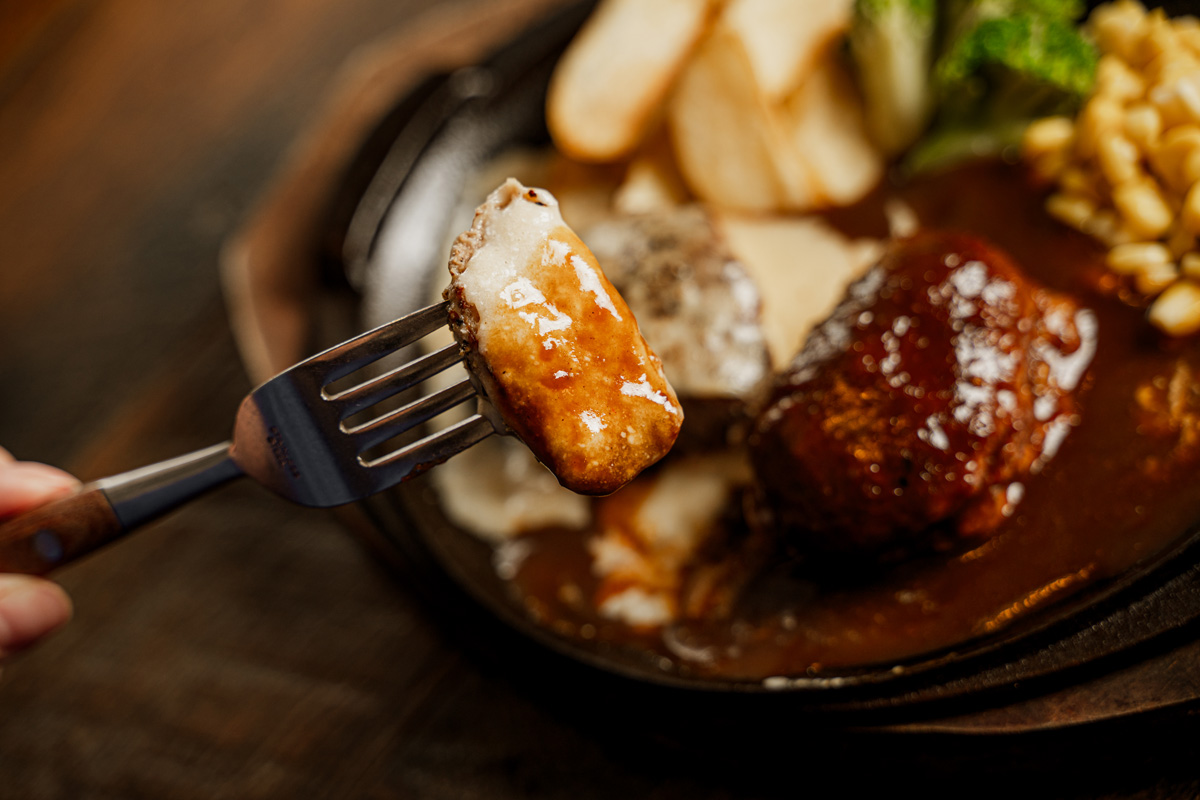 渋谷ヒカリエの〈Cafe＆Grill SIZZLe GAZZLe〉の「ダブルミニハンバーグ～選べる2種類のソース～」