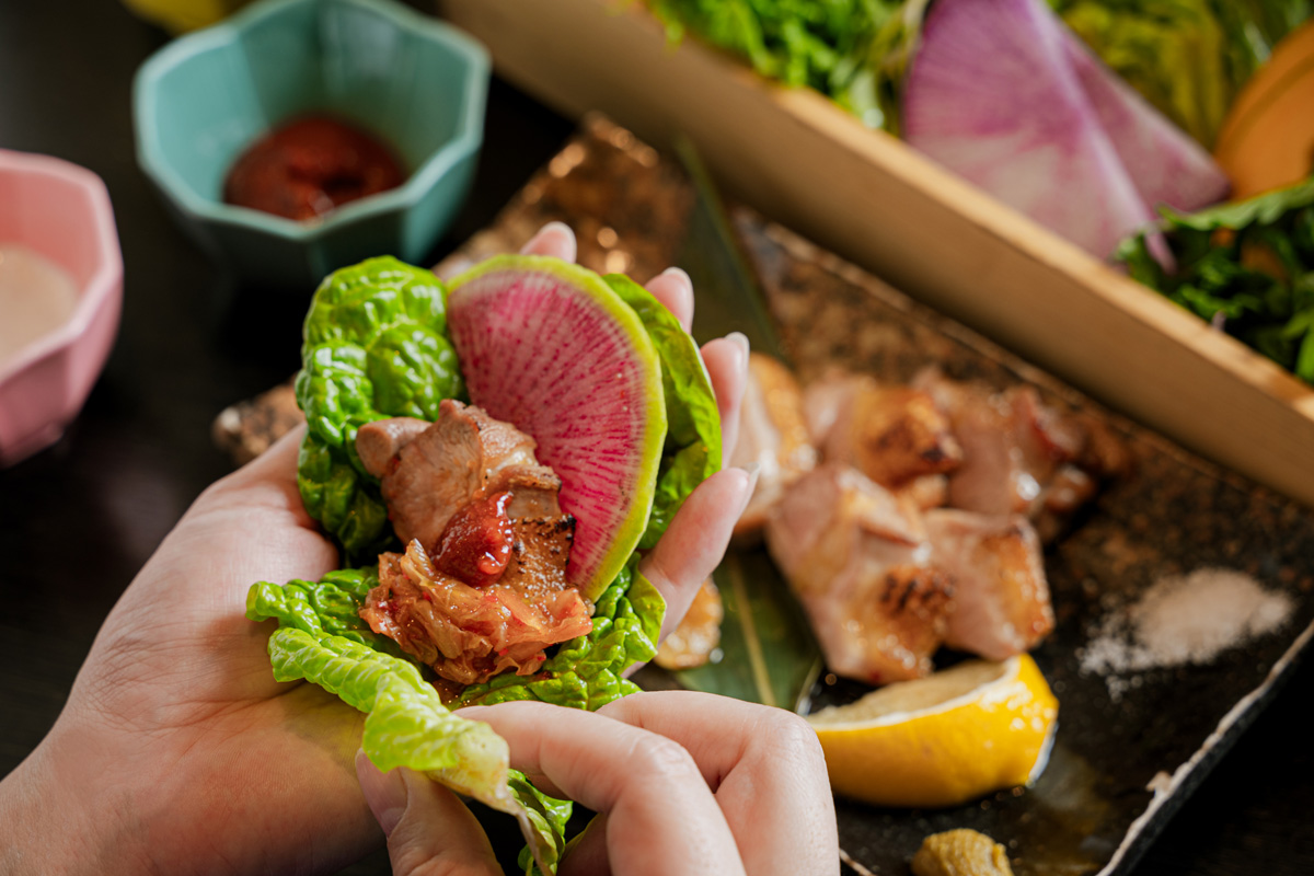 渋谷ヒカリエの〈鉄板焼 お好み焼 かしわ〉の「高原比内地鶏のもも肉」と「新鮮巻き野菜」