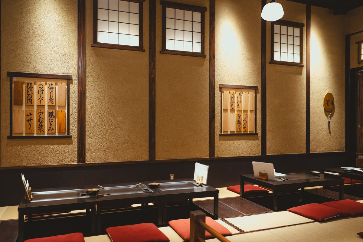 渋谷ヒカリエの〈鉄板焼 お好み焼 かしわ〉の内観