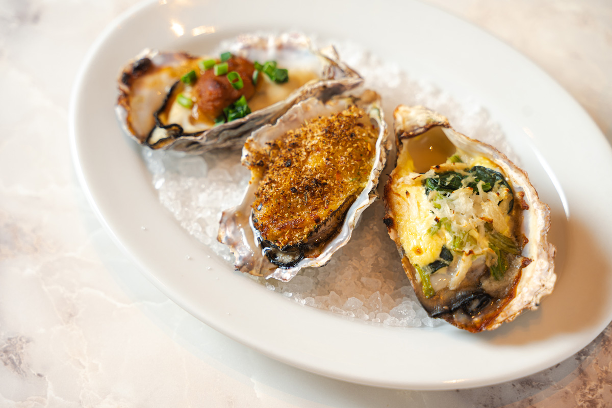 渋谷ヒカリエの〈8TH SEA OYSTER Bar〉の「焼き牡蠣 3種盛り合わせ」