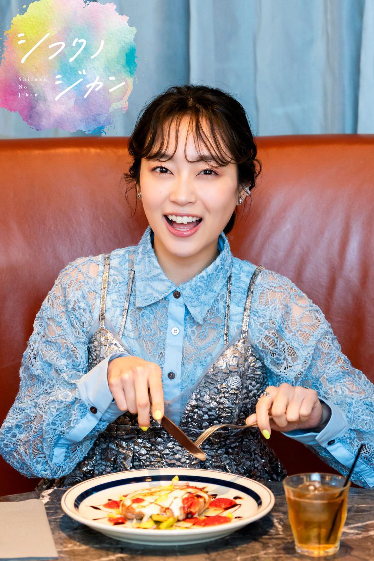 シフクノジカン 清水くるみ × 〈THE THEATRE TABLE〉の若鶏のモッツアレラ焼き 春の香草マリネ ～トマトとバジルのソース～と焼きパンナコッタ